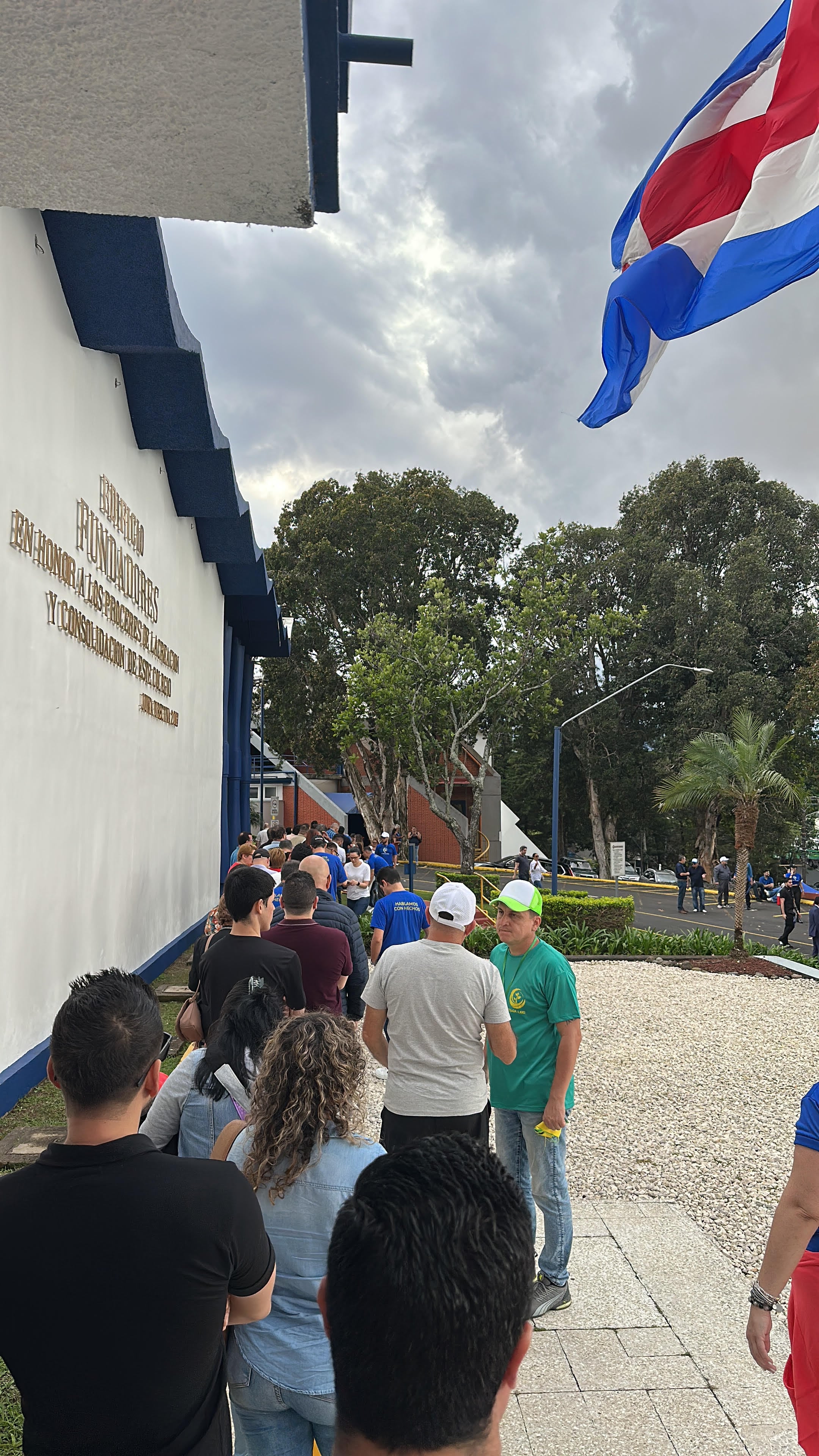 Fila de abogados para votar en elecciones del 6 de diciembre de 2025. Sede central, Colegio de Abogados, en Zapote