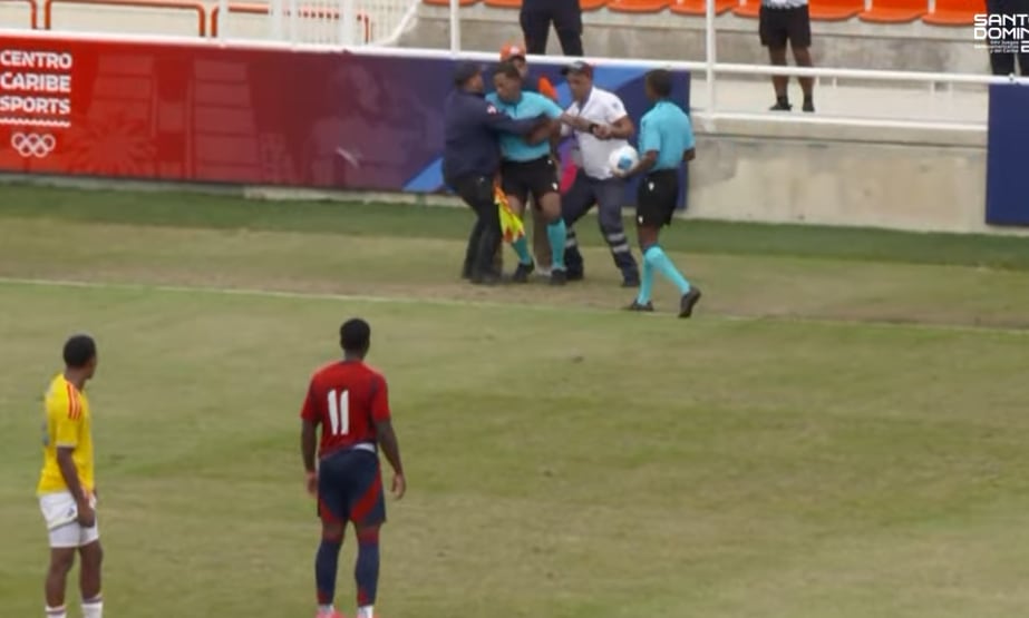 Costa Rica vs. Colombia
Juegos Centroamericanos y del Caribe Santo Domigo 2026.
Costa Rica vs. Colombia
Árbiro Glenson Bernabela, de Bonaire,
se desmayó
3 de agosto
Captura de pantalla transmisión del partido entre Costa Rica vs. Colombia