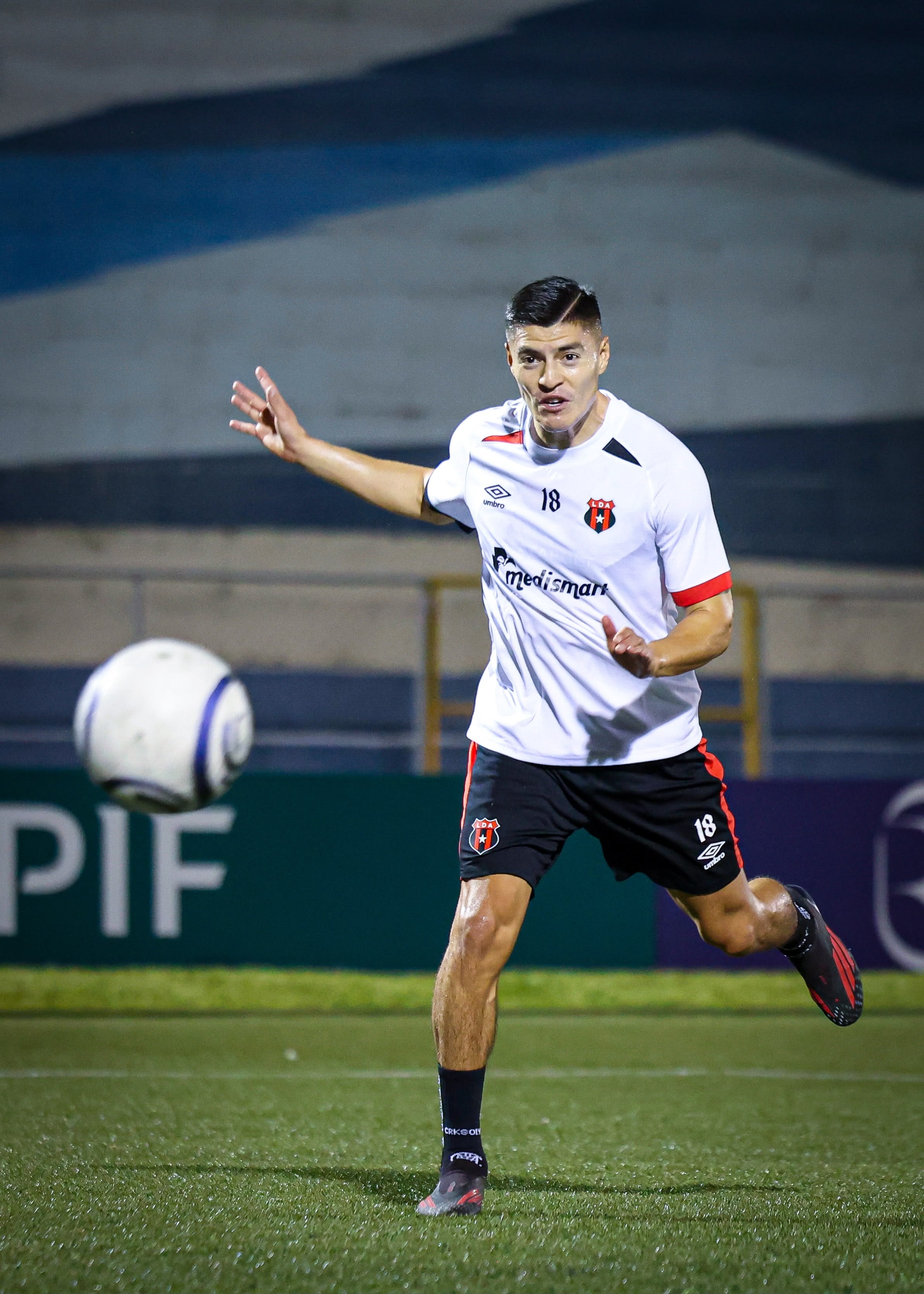 Ronaldo Cisneros es una de las piezas en ofensiva que Liga Deportiva Alajuelense utilizaría ante Luis Ángel Firpo.
