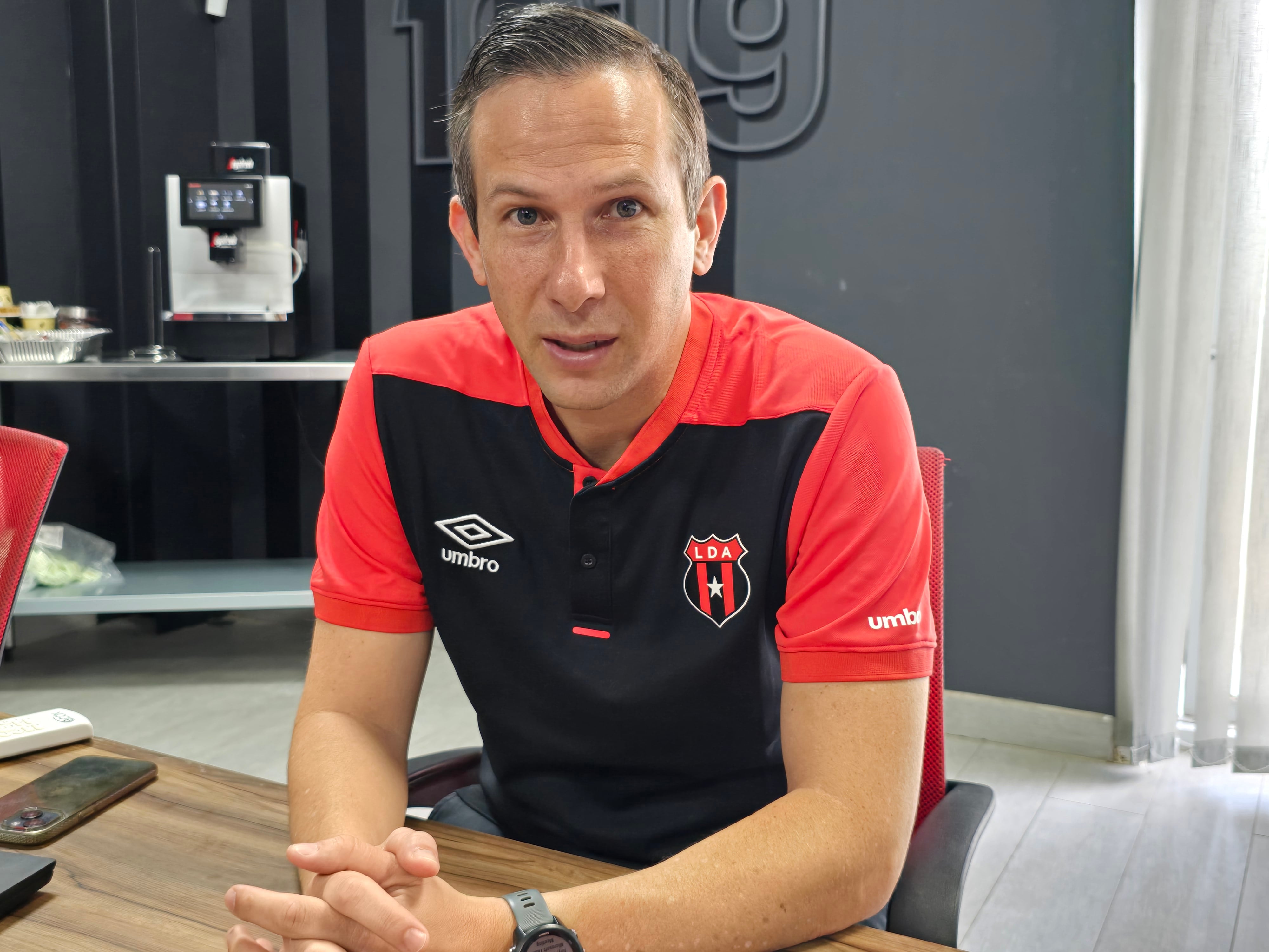 El directivo de Liga Deportiva Alajuelense, León Weinstok, considera que debe haber cambios radicales en la Unión Femenina de Fútbol.