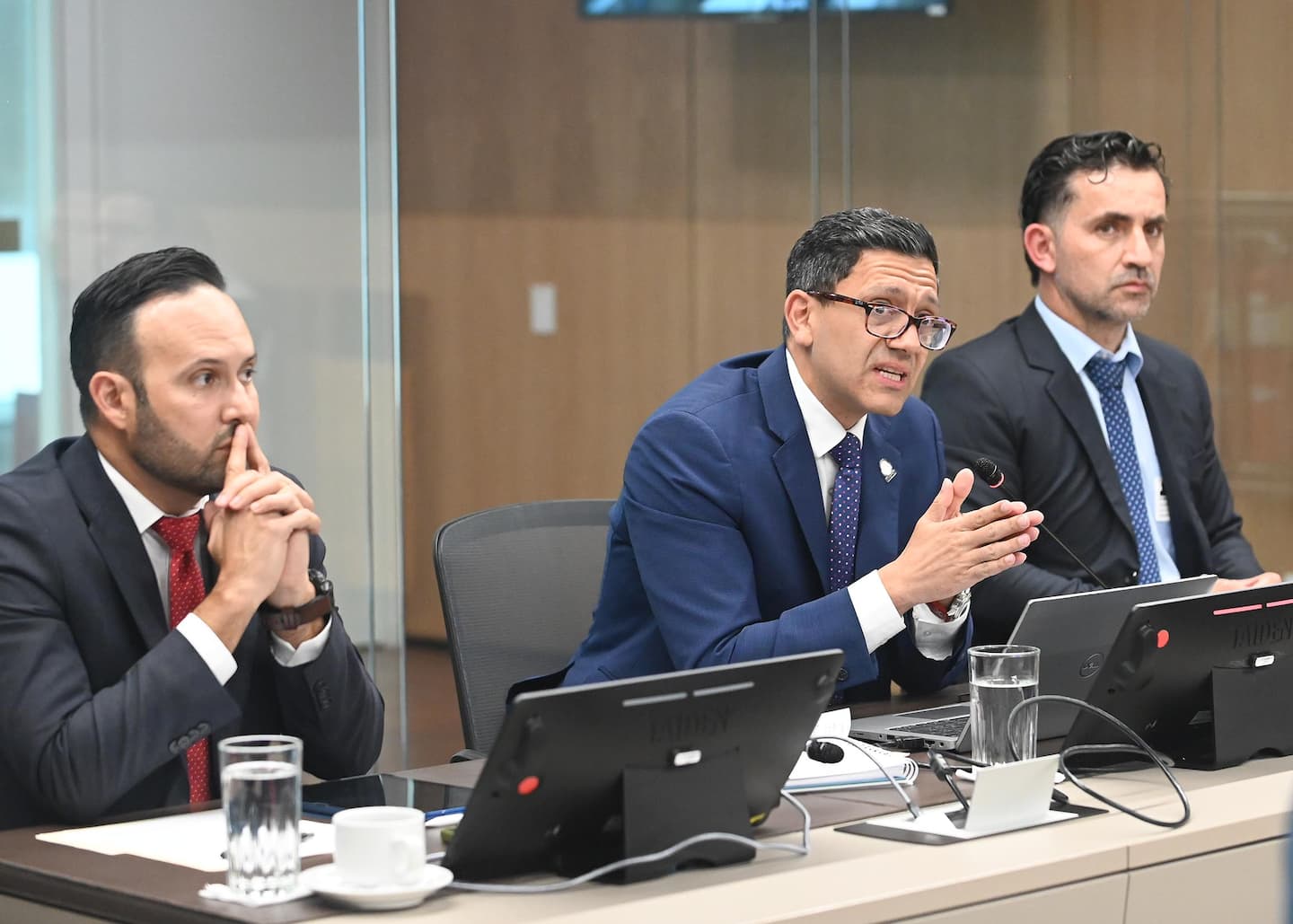 18 de febrero del 2026. Asamblea Legislativa. 12:30 hrs. El ministro y viceministro de Obras Públicas y Transporte así como funcionarios de CONAVI comparecieron ésta tarde ante la comisión legislativa de Asuntos Hacendarios. El ministro Efraín Zeledón Leiva y el viceministro Pablo Camacho respondieron bajo juramento las consultas de los diputados de la comisión. En la foto: Los funcionarios del MOPT y Conavi durante el escrutinio de los diputados. Foto: Albert Marín.