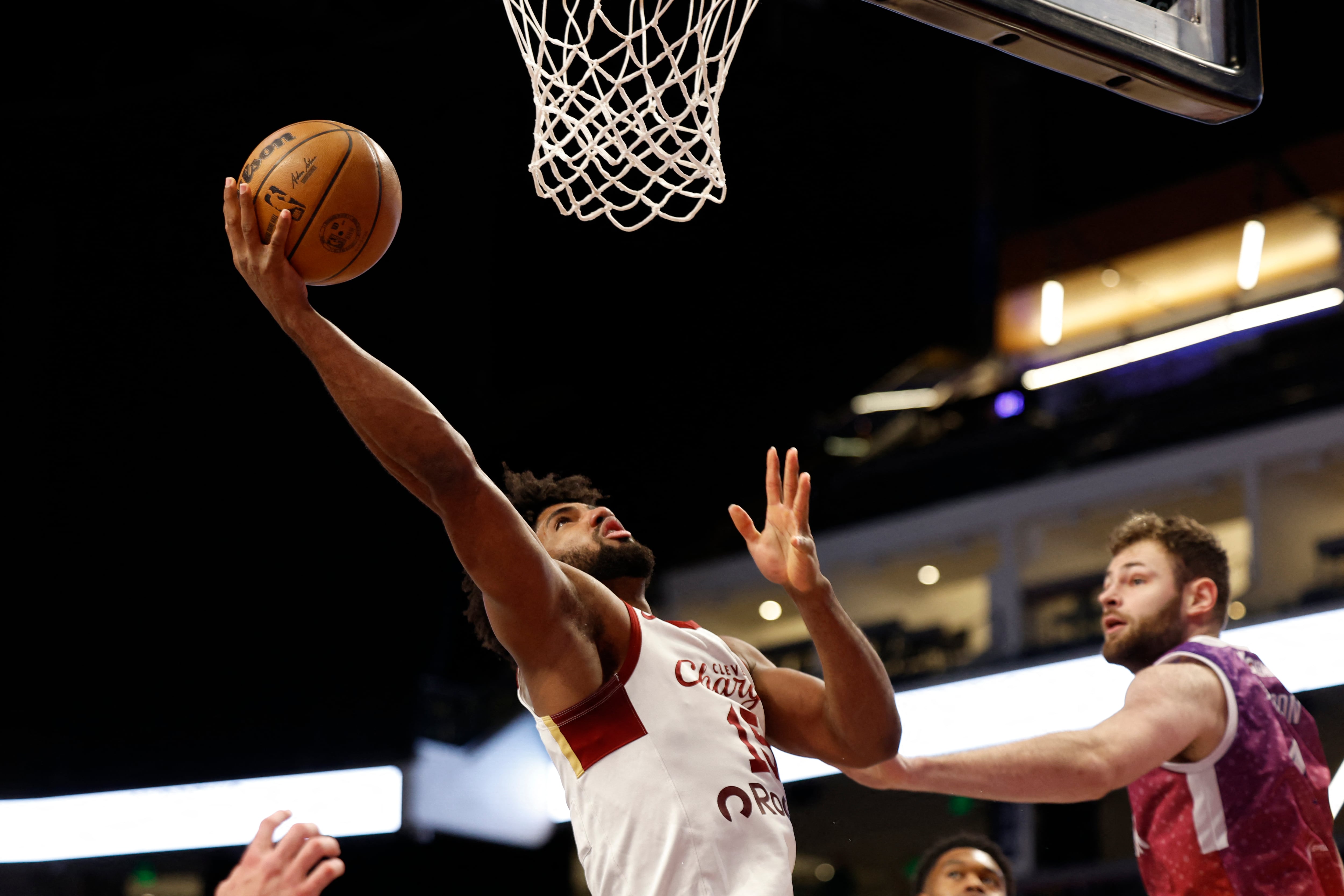 Norchad Omier, jugador nicaragüense que hará historia en la NBA, aquí durante un partido de su equipo, el Cleveland Charge, ante Birmingham Squadron por la G League en enero de este año.