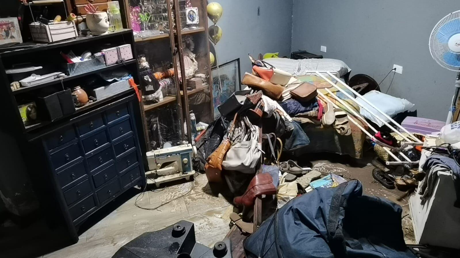 Electrodomésticos, muebles, ropa, zapatos y muchas otras cosas perdieron este 13 de junio los vecinos de Alajuela por lluvias torrenciales y un defectuoso manejo de aguas en una quebrada. Foto y videos: Ferlin Fuentes.