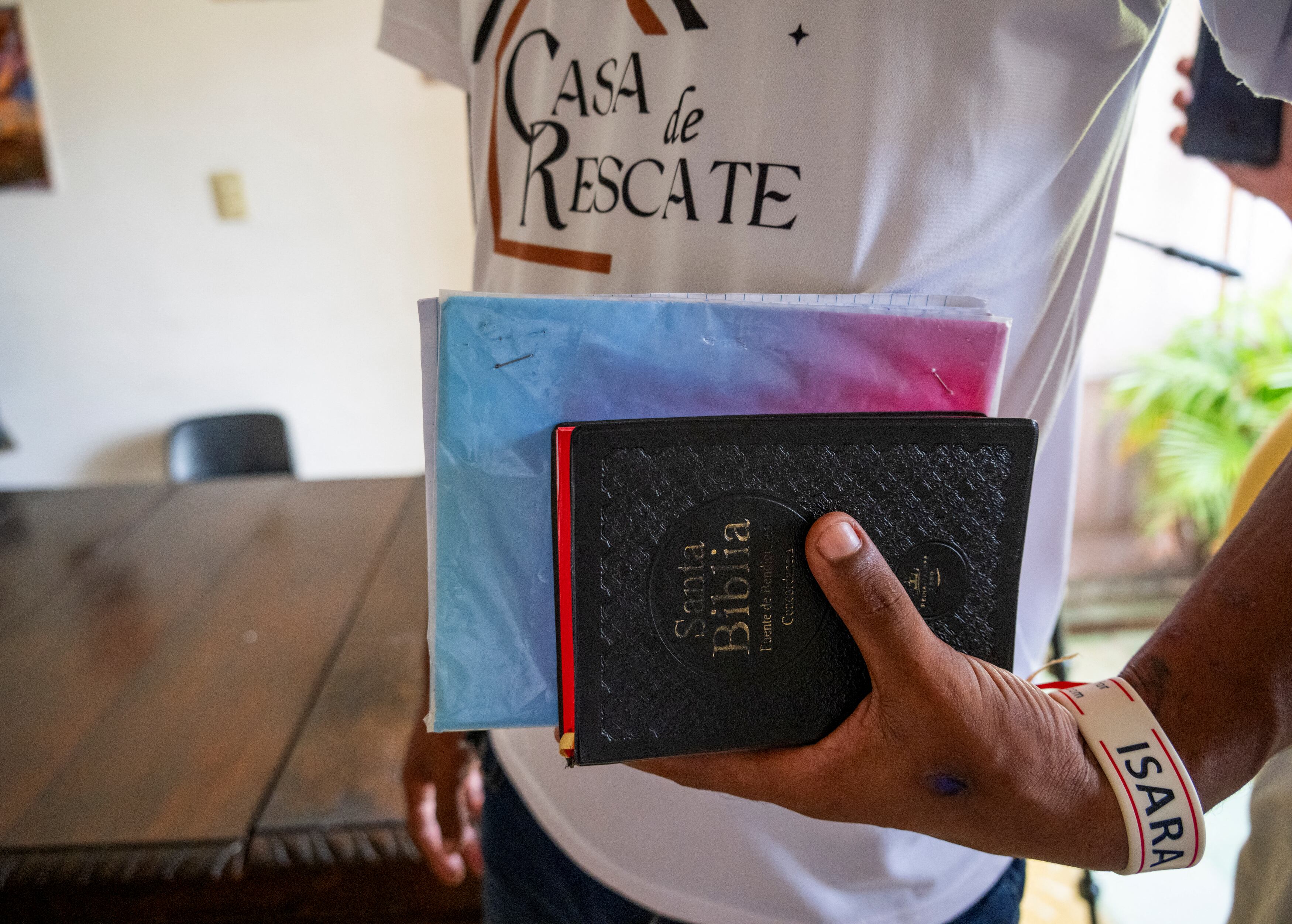 Un joven sostiene una biblia en el centro de rehabilitación La Casa del Rescate en La Habana, Cuba.