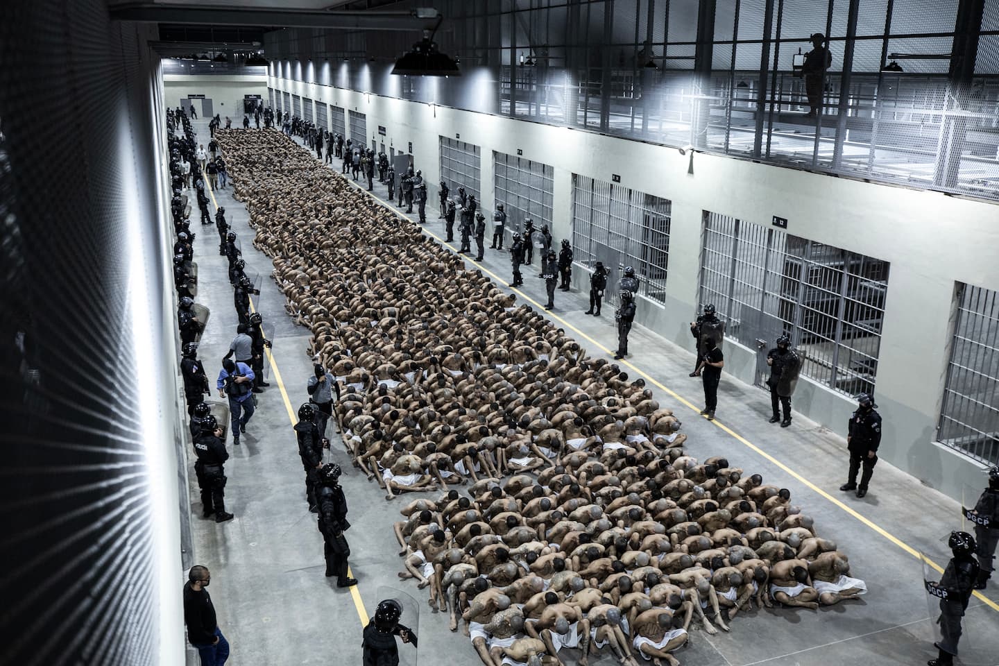 Foto difundida por la Presidencia de El Salvador para informar sobre uno de los ingresos masivos de detenidos al Centro de Confinamiento del Terrorismo (Cecot) en marzo de 2023. Foto: Archivo /AFP