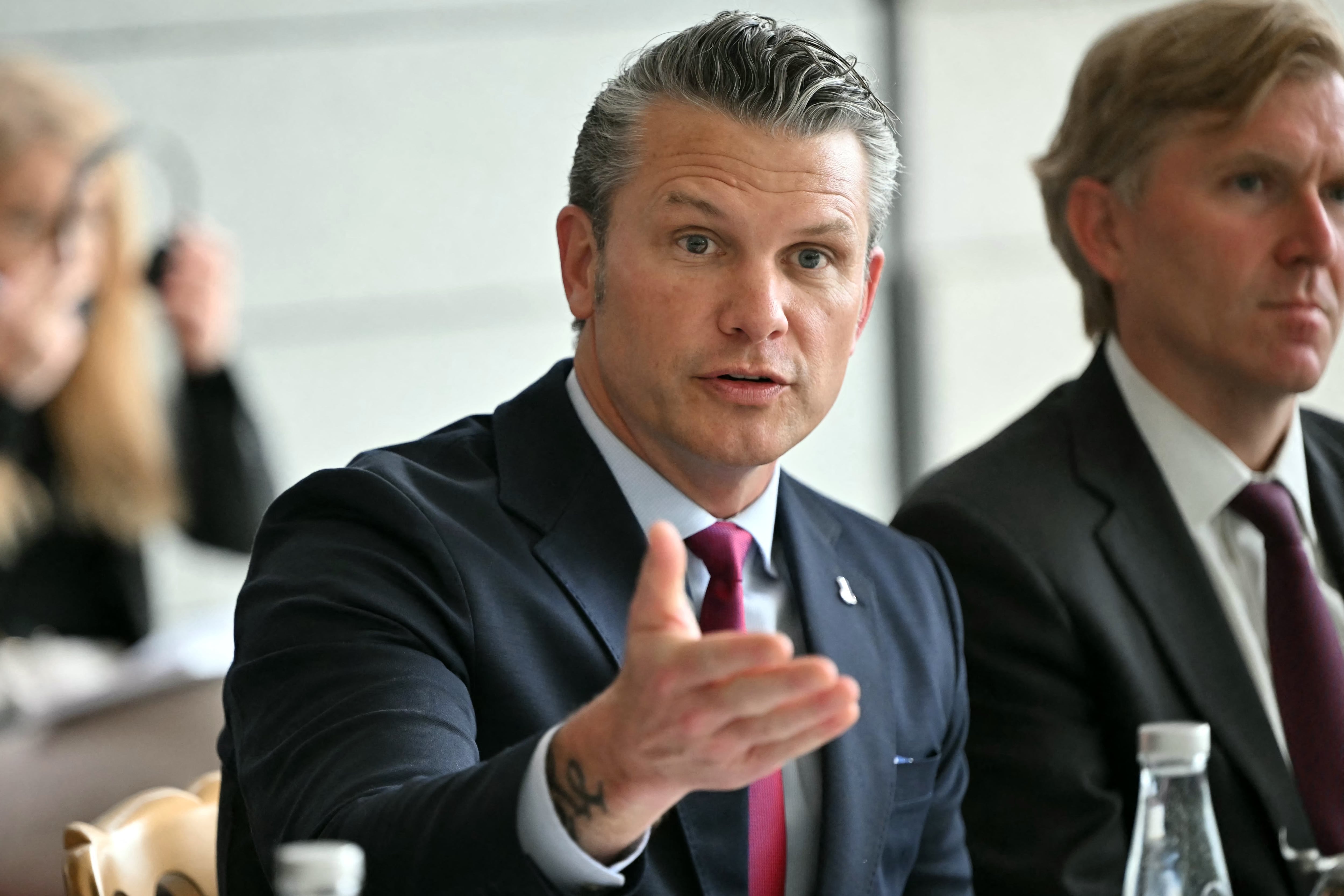 El secretario de Defensa de Estados Unidos, Pete Hegseth, habla antes de una reunión con el ministro francés de las Fuerzas Armadas y Veteranos, en el marco de una ceremonia que conmemora el 82.º aniversario del desembarco de Normandía en Colleville-sur-Mer, al noroeste de Francia, el 6 de junio de 2026.