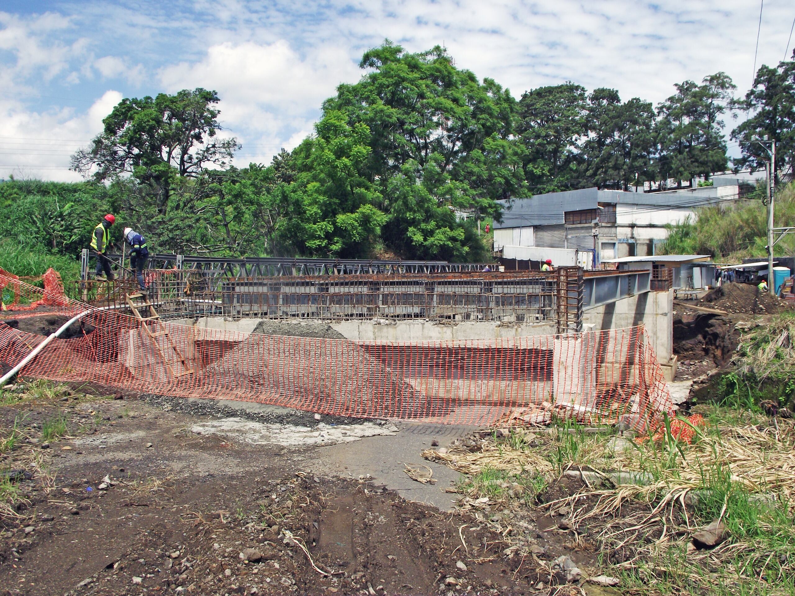 La apertura del nuevo puente sobre Quebrada Rivera está prevista para finales de agosto, con un 65% de avance en su construcción.