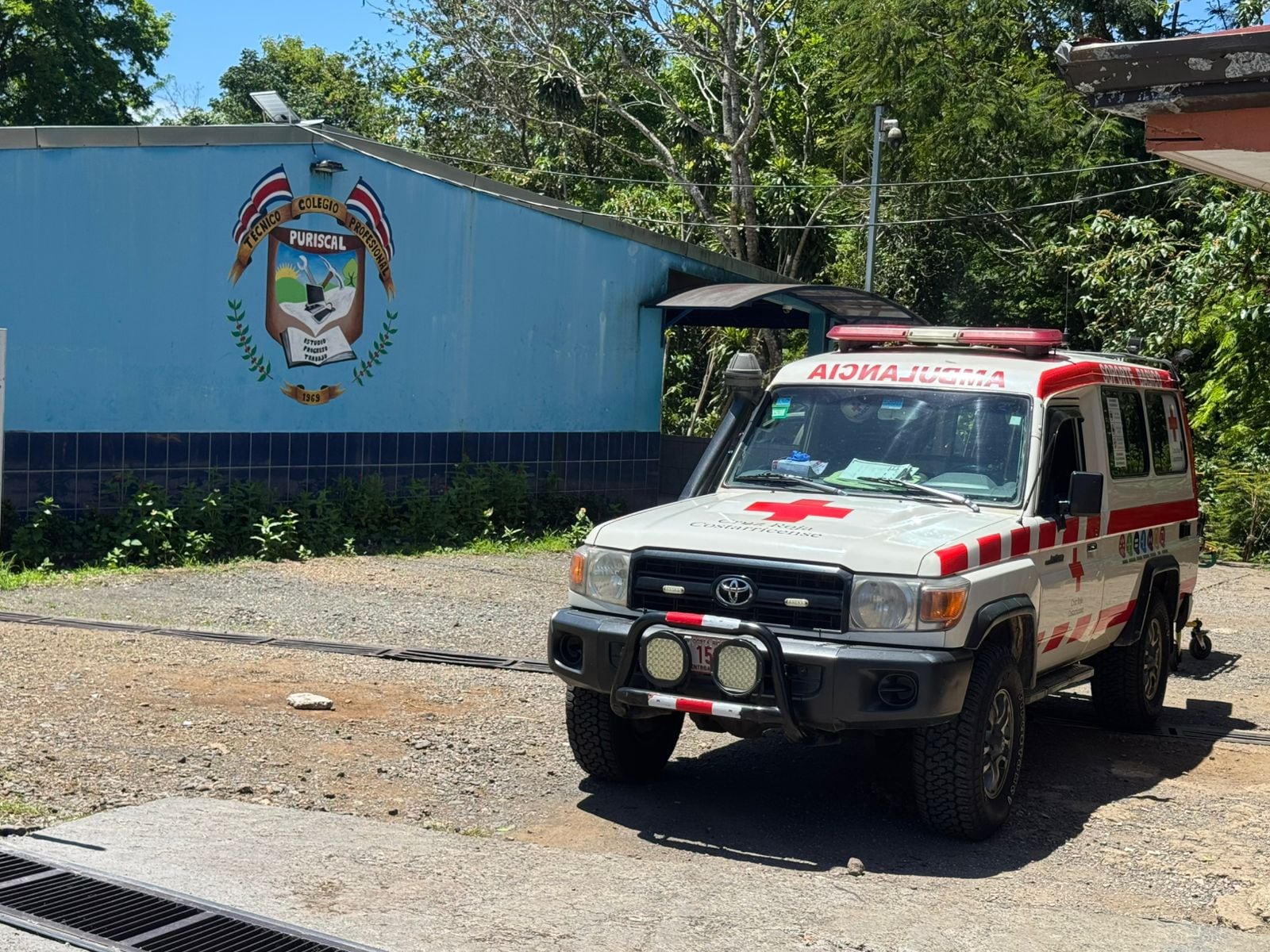 Explosivos en colegio de Puriscal