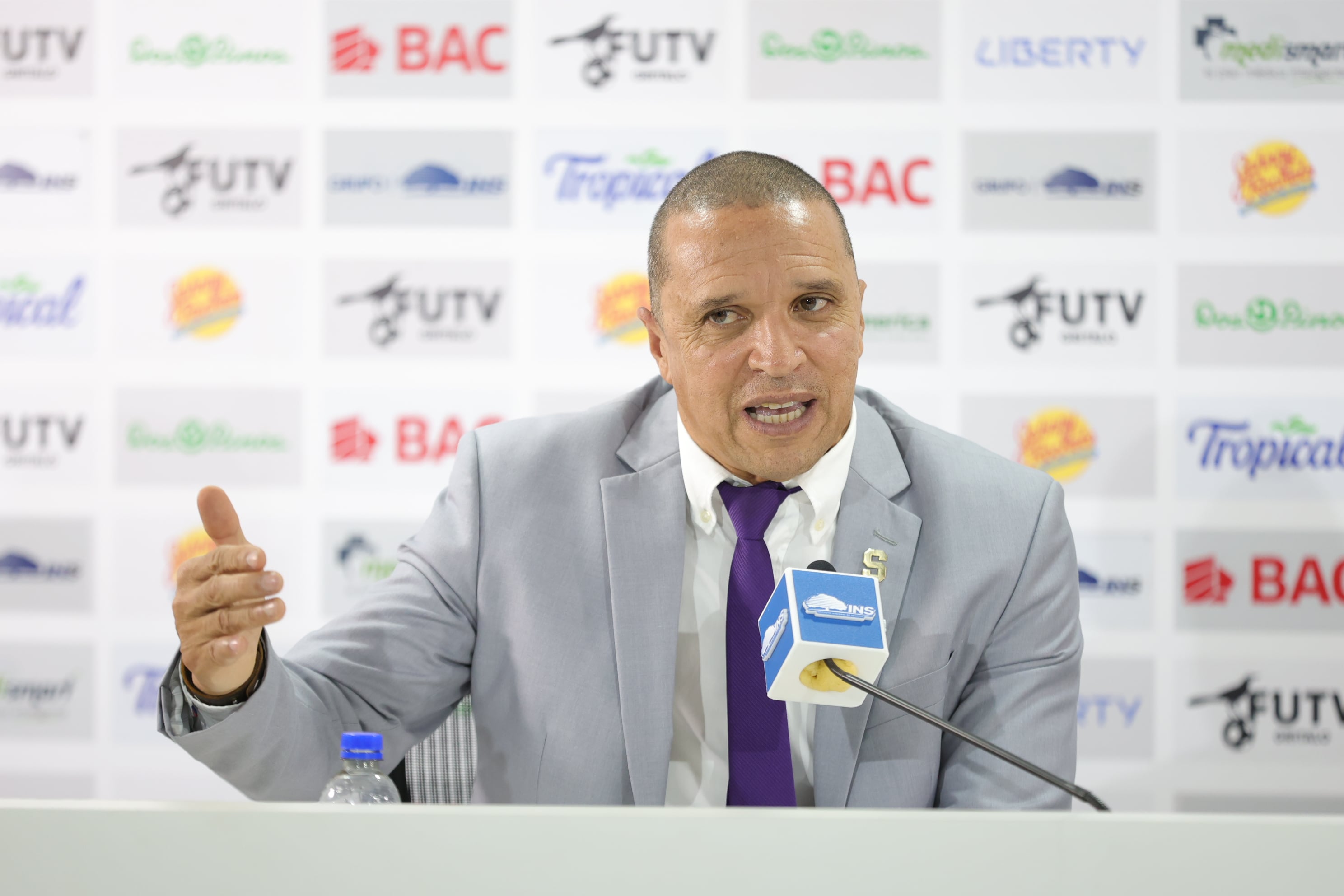 Conferencia de prensa y presentación de Erick Lonis y Mauricio Villalobos en Deportivo Saprissa / Foto John Durán