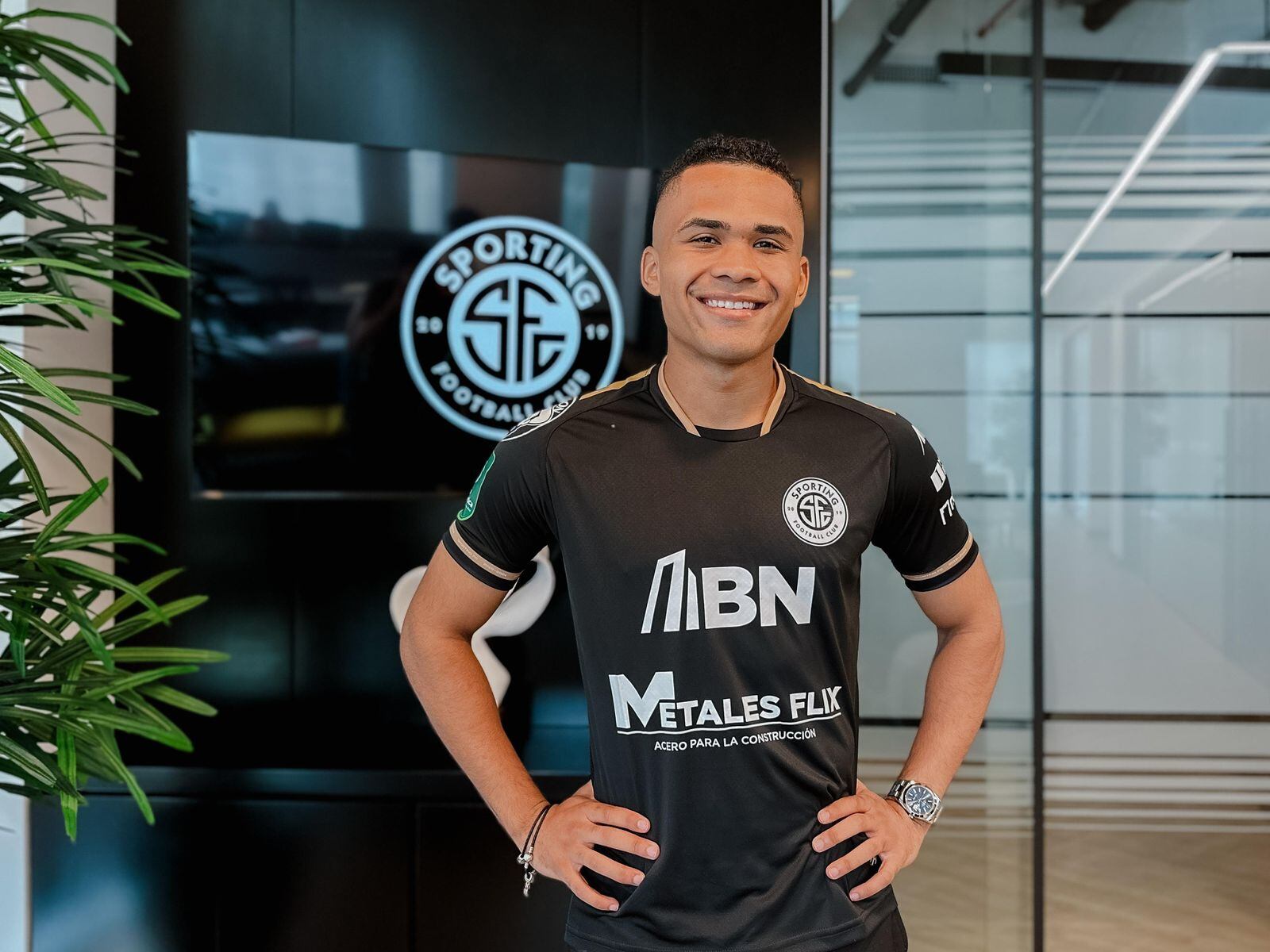 El lateral izquierdo Ian Lawrence firmó por tres torneos con Sporting.