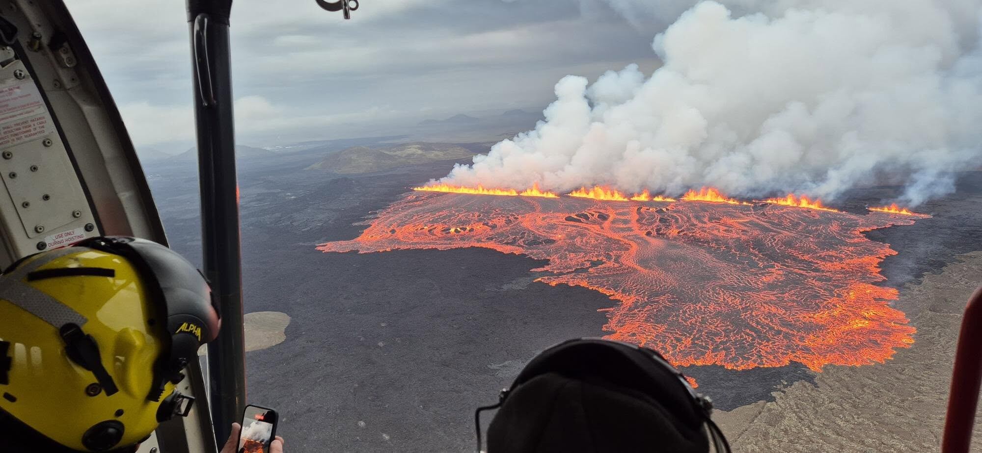 La Oficina Meteorológica de Islandia sigue vigilando de cerca el avance de erupción y sus efectos, incluyendo la contaminación por gases y la contaminación causada por incendios de plantas.
Las fotos fueron tomadas por Sigri ókur Kristjánsdóttir, un naturalista, según consigna el perfil de Facebook de la Oficina.