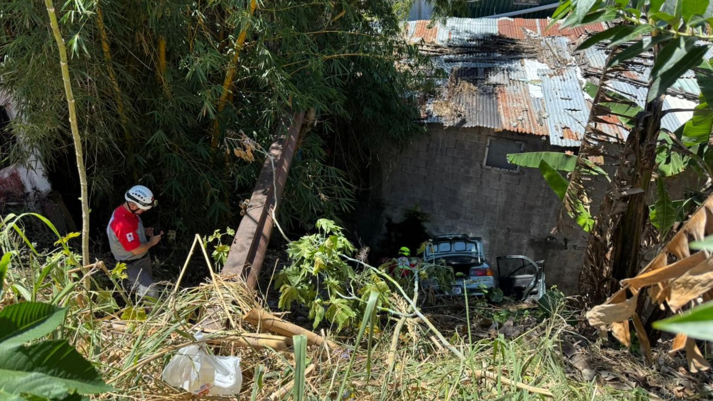 Vehículo cae a cauce de río en Paso Ancho: una mujer fallece y adulto mayor está grave