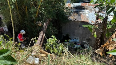 Vehículo cae a cauce de río en Paso Ancho: una mujer fallece y adulto mayor está grave