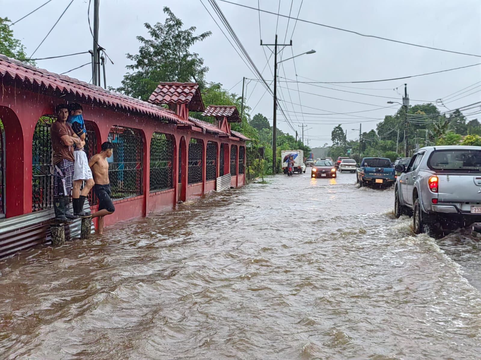 En Roxana de Pococí el agua subió un metro y los vecinos tuvieron que colocar latas a la entrada de las casas para contrarrestar las inundaciones. Foto: Reiner Montero.