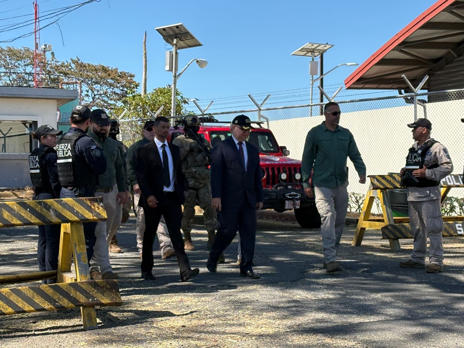El fiscal general, Carlo Díaz (de traje entero a la izquierda) y el director interino del OIJ, Michael Soto (derecha), resaltaron como un hito histórico la extradición de los dos costarricenses.
