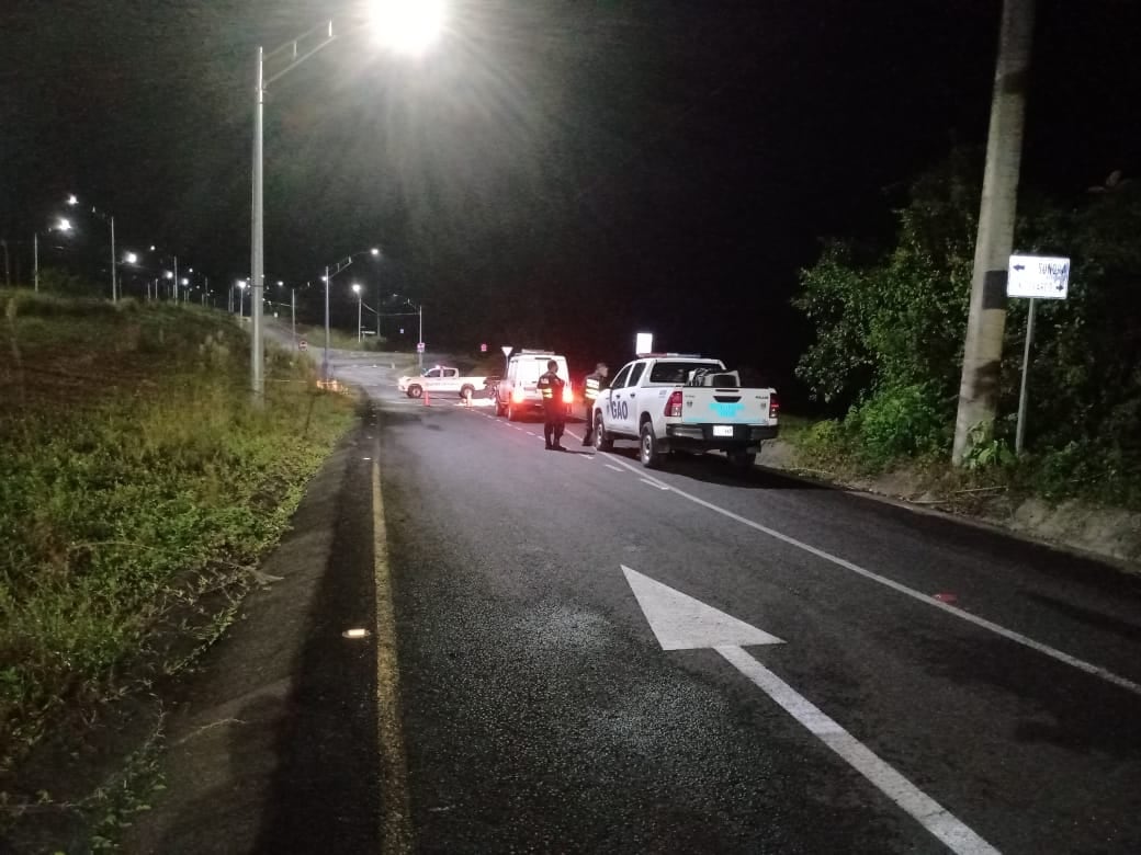 La Policía investiga al compañero de viaje del motociclista fallecido como sospechoso, pues le decomisó un arma y las pertenencias del conductor. Foto:suministrada por Edgar Chinchilla.