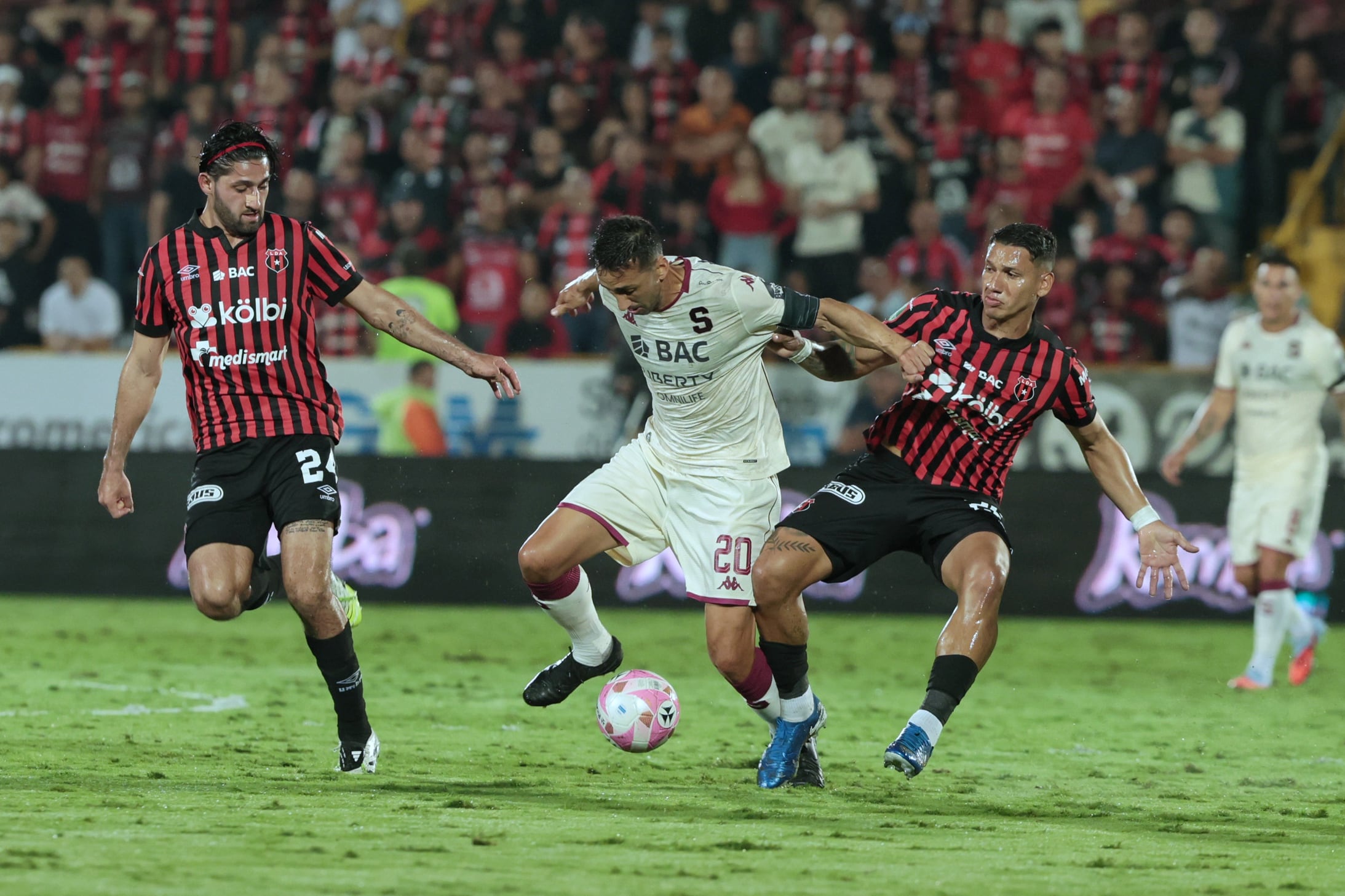 19/10/2025/ Juego entre Liga Deportiva Alajuelense vs Deportivo Saprissa por la jornada 13 del torneo apertura de la Liga Promerica en el estadio Alejandro Morera Soto / foto John Durán