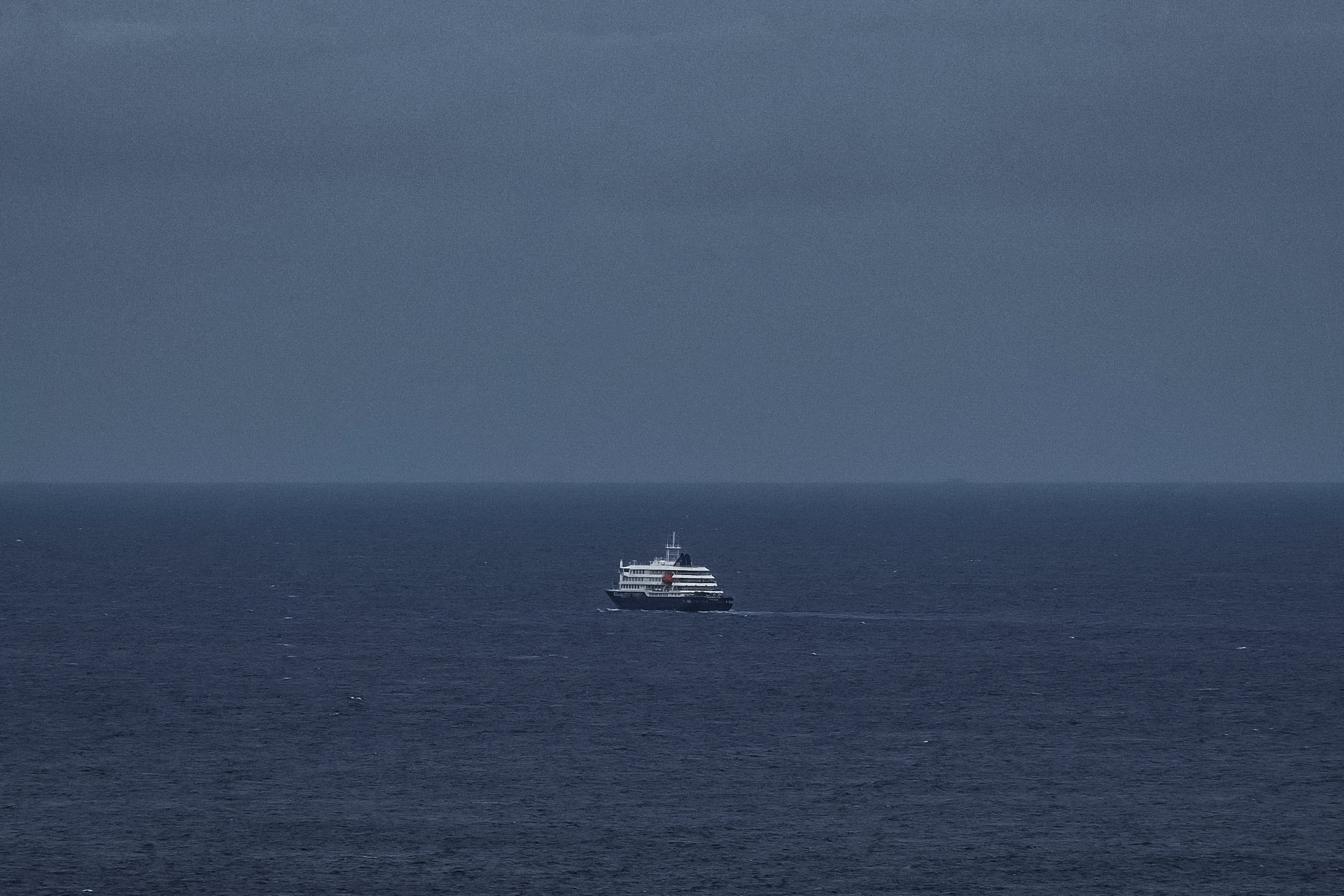 Esta vista general muestra el crucero MV Hondius saliendo del puerto de Praia, la capital de Cabo Verde, el pasado 6 de mayo de 2026. Un avión medicalizado que partió de Cabo Verde tras la evacuación de un crucero afectado por el hantavirus aterrizó en las Islas Canarias, España, el miércoles, mientras que un segundo vuelo se dirigió a los Países Bajos.