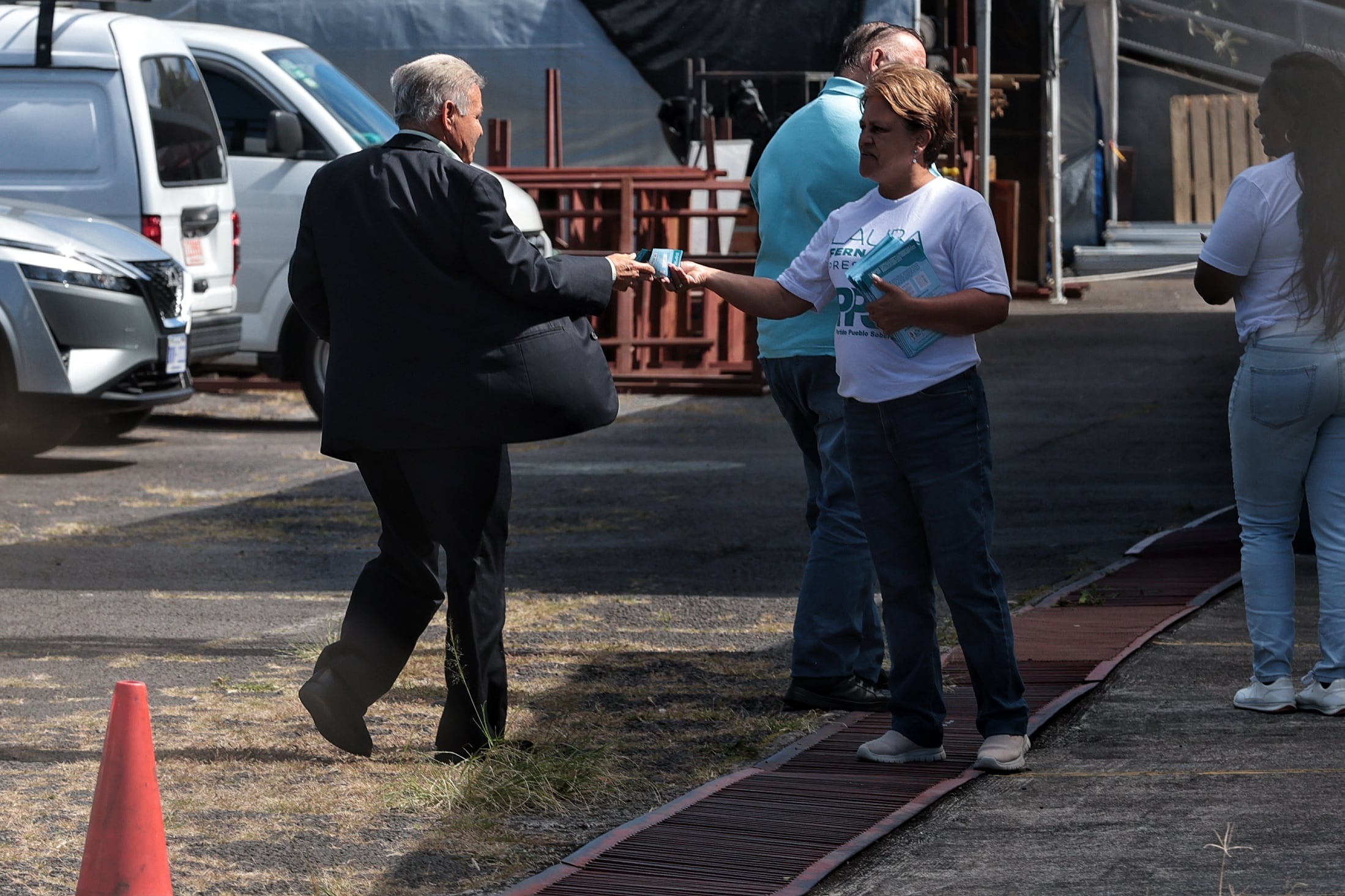 La campaña de Laura Fernández se reunió con pastores evangélicos del templo bíblico en Tibás / Foto John Durán