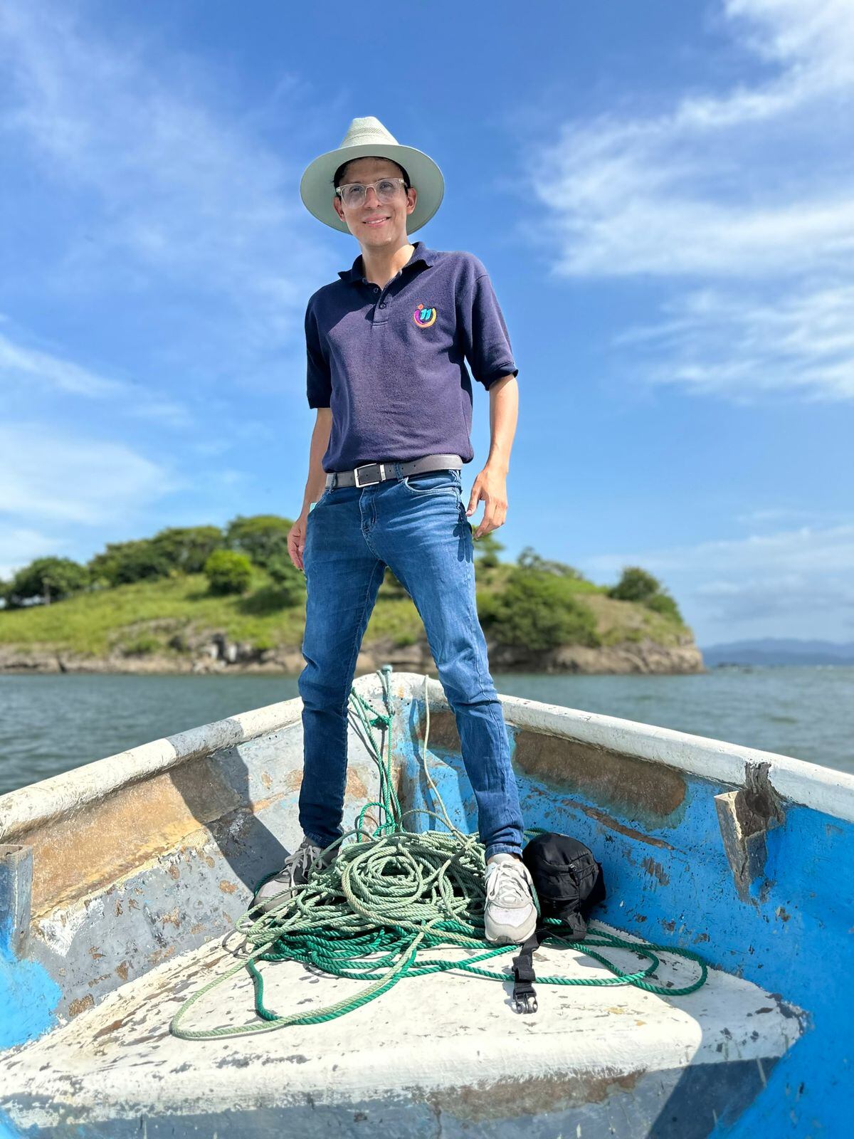 El periodista es oriundo de Orosi de Paraíso de Cartago y continúa activo en televisión a pesar de los desafíos de salud. Una de las situaciones que más agradece es poder viajar por el país gracias a su trabajo.