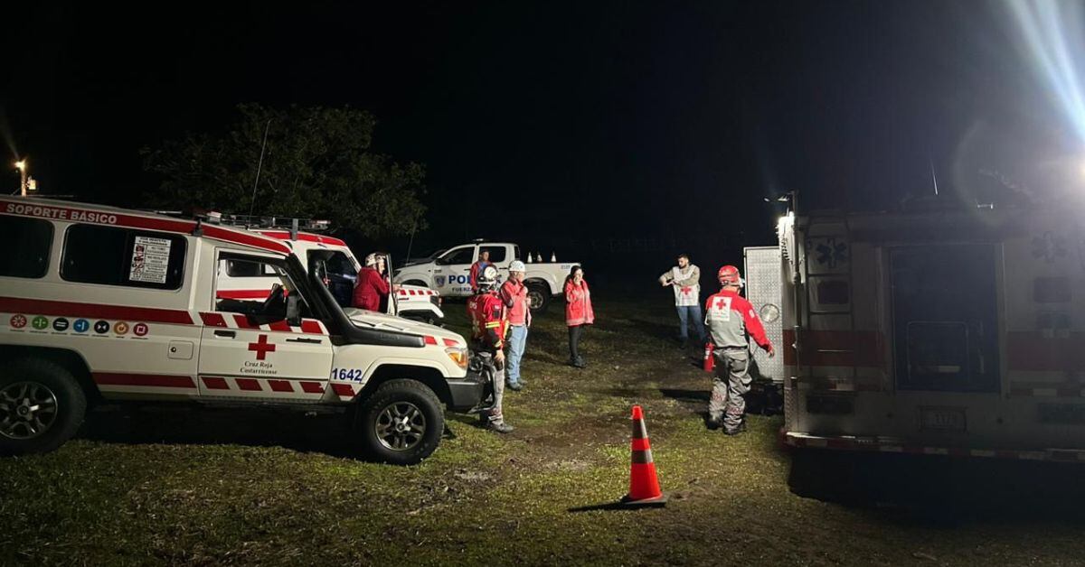 Tras un deslizamiento registrado la tarde de este domingo, al menos 30 cruzrojistas trabajan en la búsqueda de dos personas en Sarchí. (Foto: cortesía Cruz Roja)