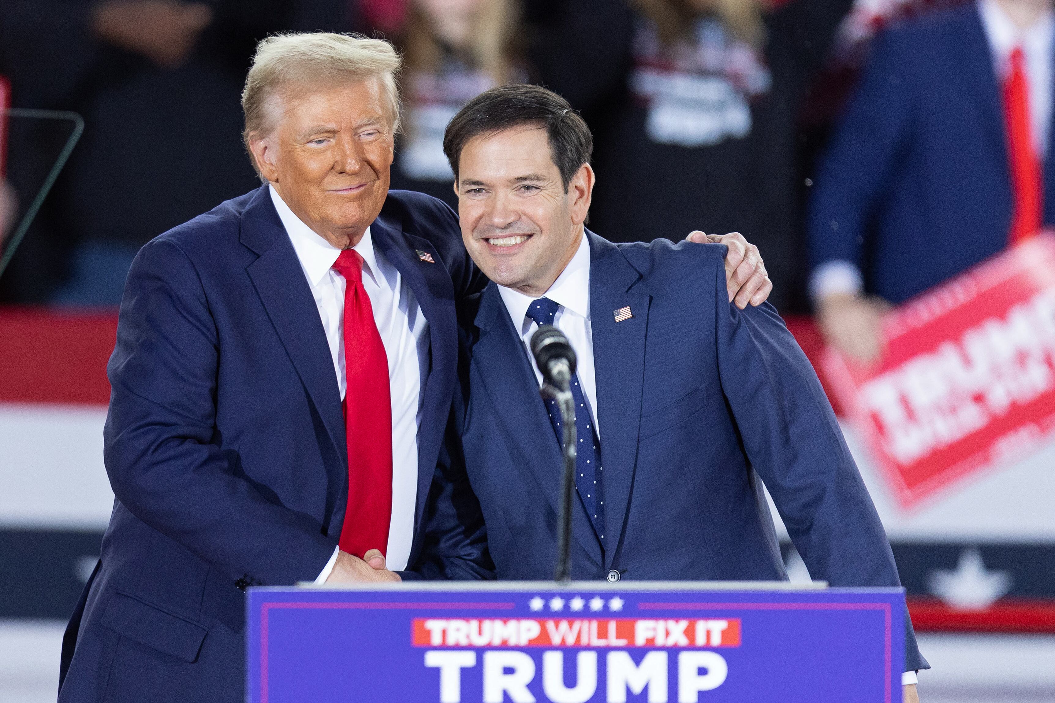 Donald Trump saluda al senador Marco Rubio, republicano de Florida, durante un mitin de campaña en el J.S. Dorton Arena en Raleigh, Carolina del Norte, el pasado 4 de noviembre. Rubio ha sido senador de Florida durante más de dos décadas, destacándose por su postura firme frente a China y Rusia.