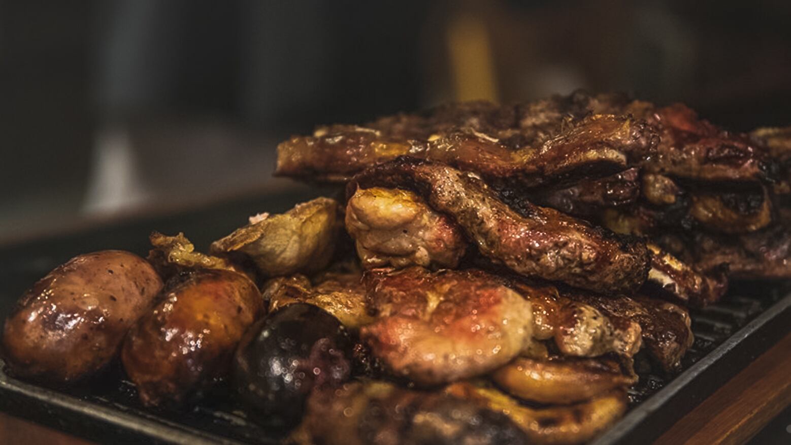 Restaurante de exjugador de Barrio México atrae a figuras del fútbol con su exquisita parrillada.
