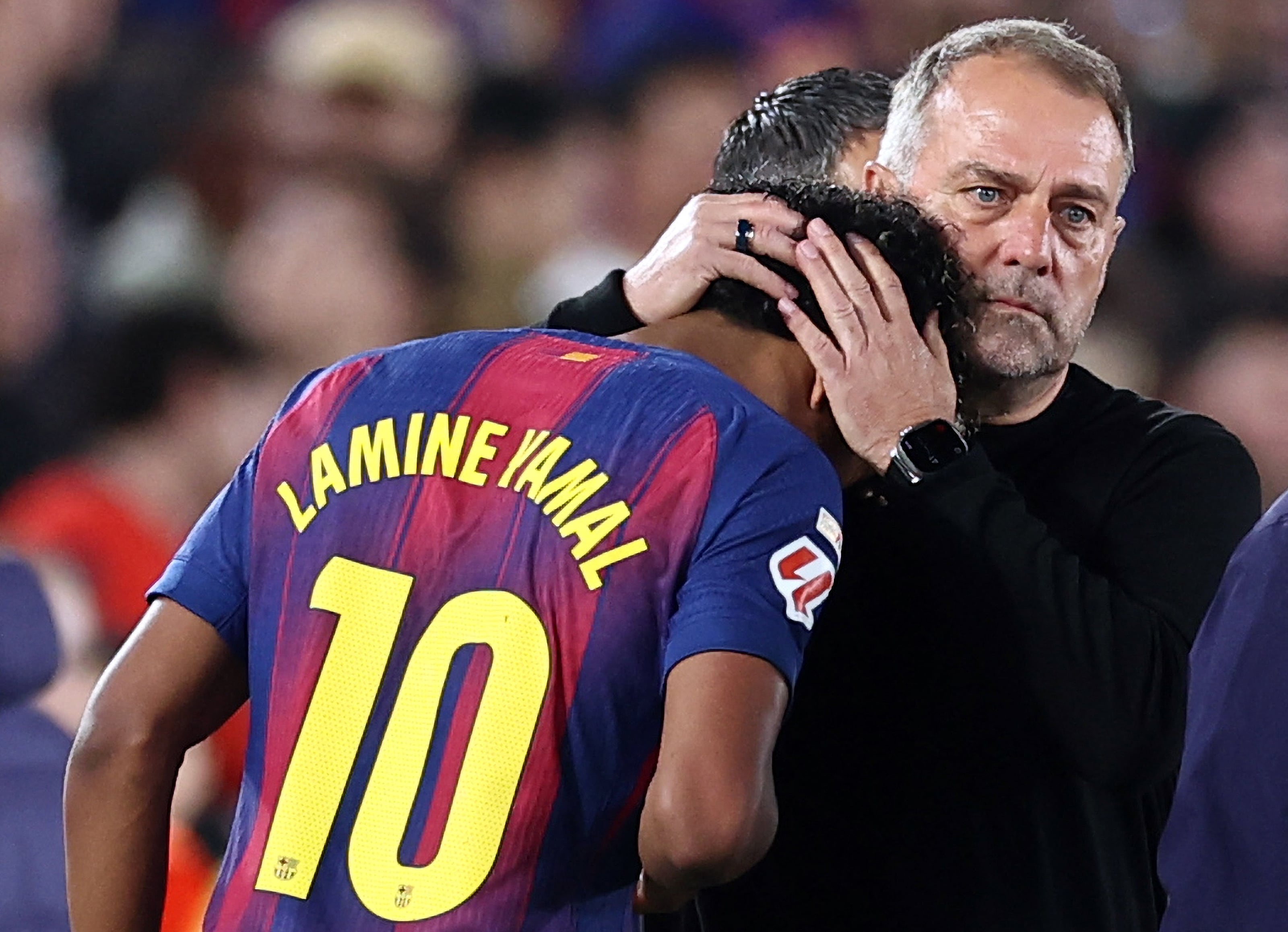 El entrenador del Barcelona, Hansi Flick, consuela a Lamine Yamal luego de la lesión que sufrió el 22 de abril.