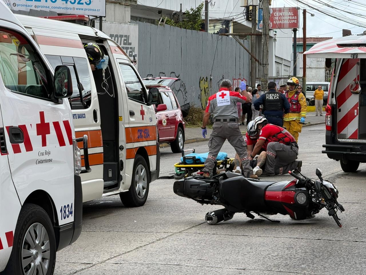 Violento accidente en Guadalupe: menor quedó prensado y otro resultó herido