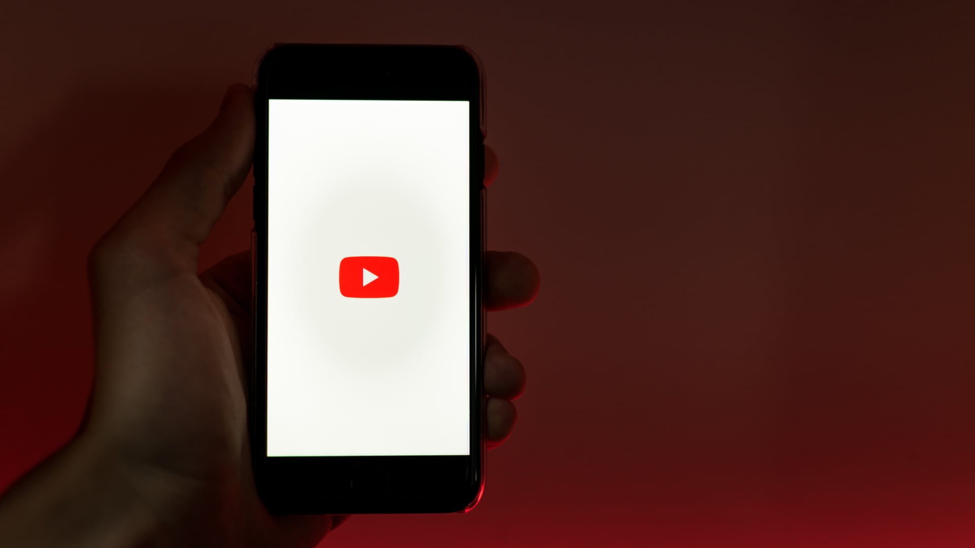 YouTube limitó la reproducción en segundo plano a usuarios Premium y bloqueó navegadores y apps que permitían usarla gratis en móviles.