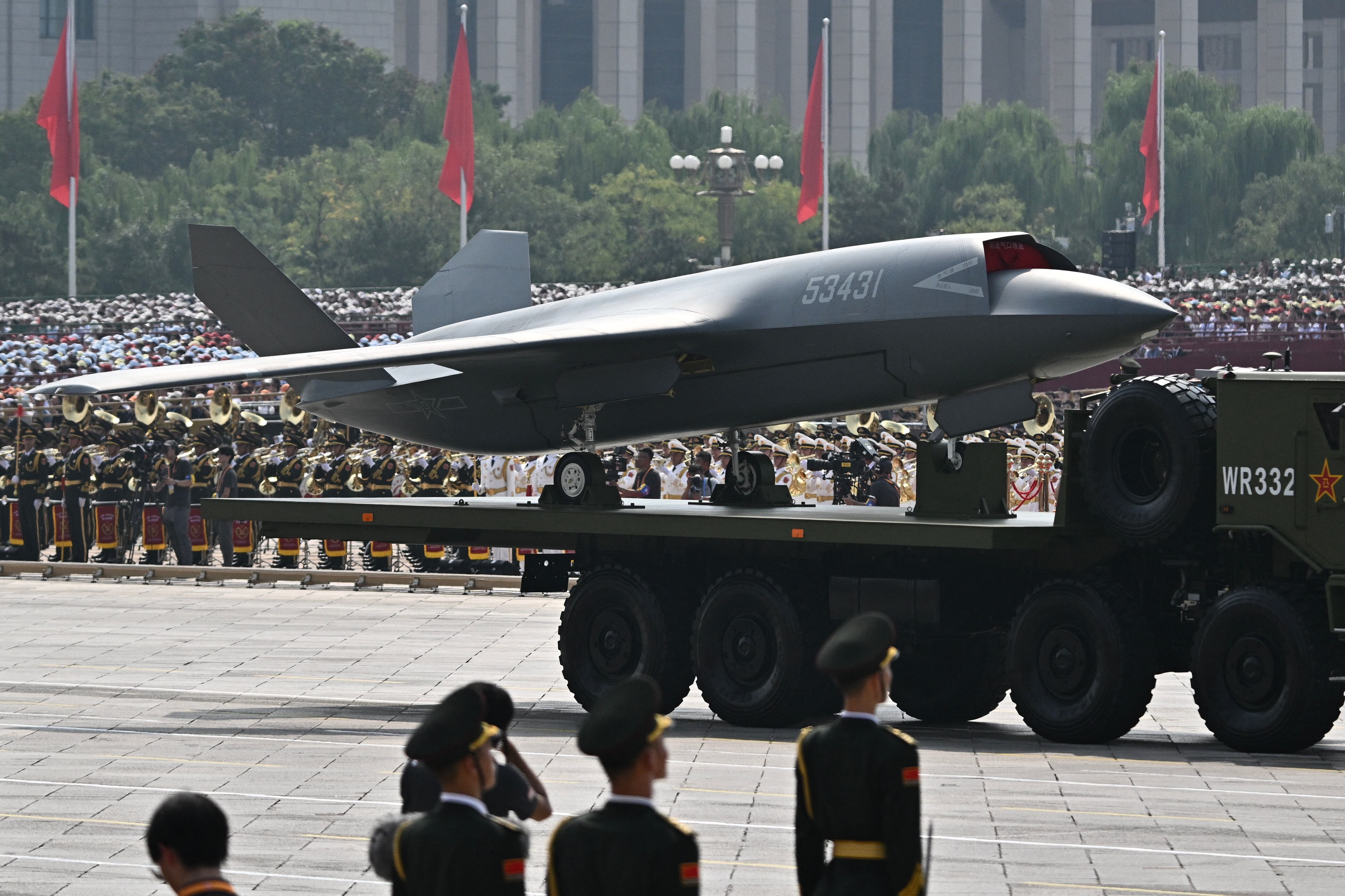Un vehículo aéreo no tripulado sobrevuela durante el desfile militar. Foto: Pedro Pardo / AFP