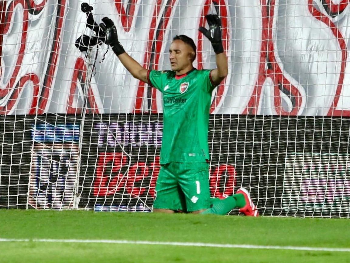 Keylor Navas en un juego de la temporada 2025 con Newell's.