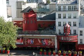 Aspas del emblemático cabaré parisino Moulin Rouge se desploman
