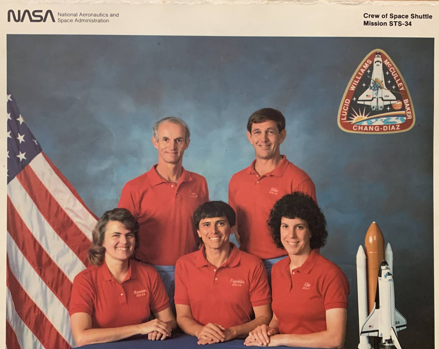 Integrantes la misión espacial STS -34: Donald Williams, Michael J. McCulley, Shannon W. Lucid, Franklin Chang y Ellen S. Baker. Tomada el 8 de octubre de 1989. fotografía: NASA National Aeronautics and Space Administration.