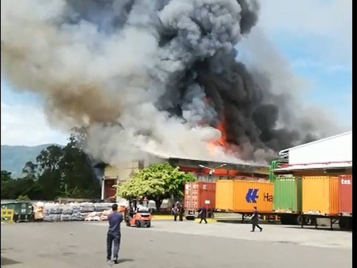 Incendio en fábrica de hules en Santa Ana.