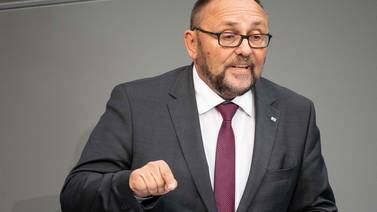 Conmoción en Alemania tras agresión a un diputado de extrema derecha