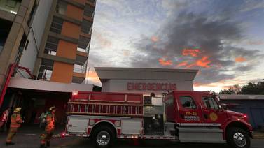 Incendio en computadora generó amplio despliegue de bomberos en Emergencias del Hospital México 