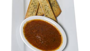 La Receta: Pan tipo árabe de queso y hierbas con salsa de tomate