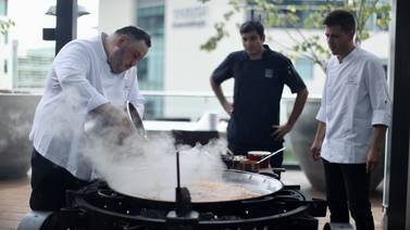 Reconocidos chefs le dan bolados para preparar la mejor paella en casa