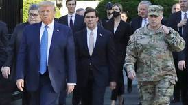 Jefe militar admite su error al posar con Trump tras represión de protesta antirracista