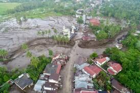 Al menos 34 muertos en inundaciones y corrientes de lava fría en Indonesia