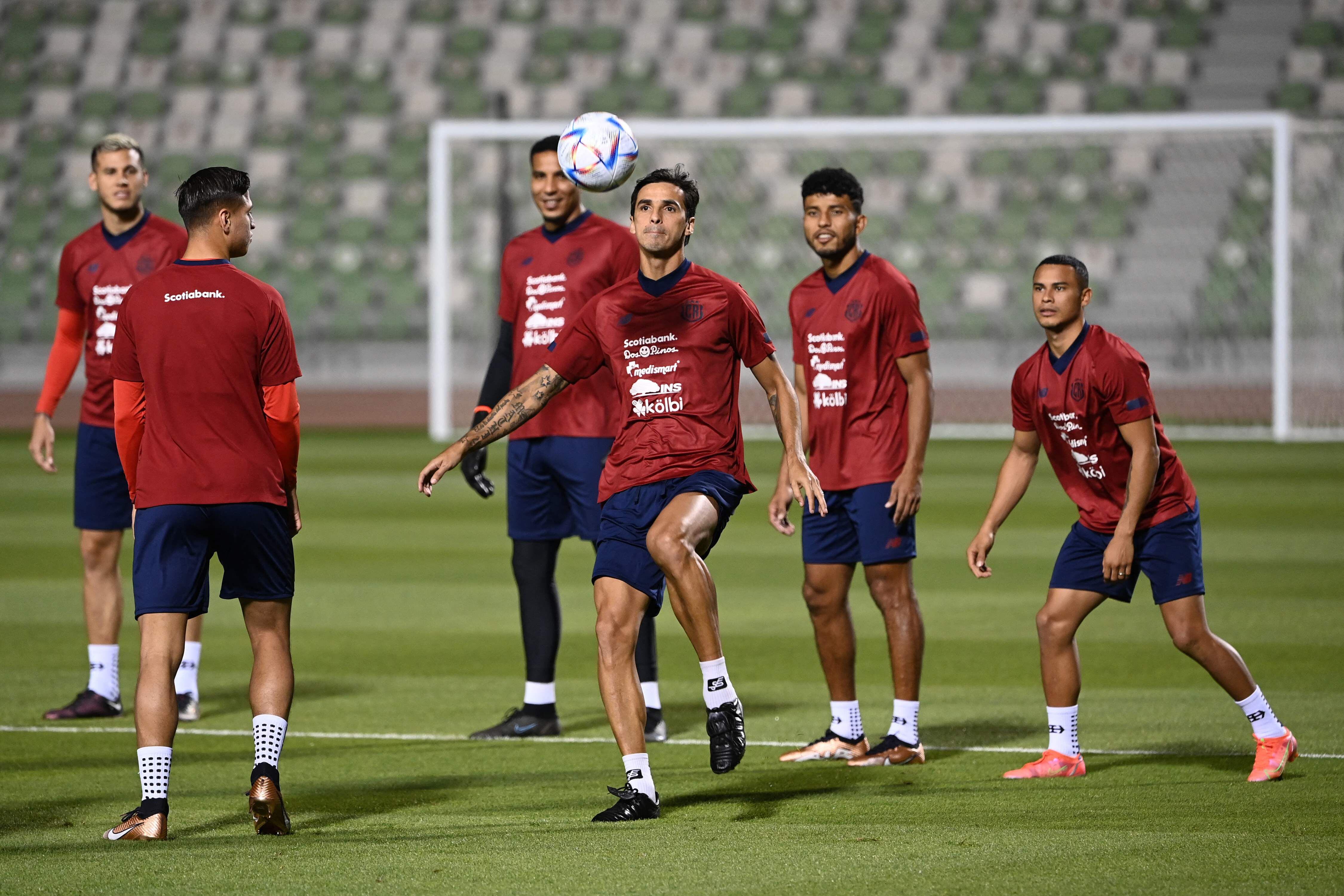 La Selección de Costa Rica acudió este sábado a su campo de entrenamiento en Doha: Al Ahli SC. Ahí, Bryan Ruiz efectúa labores con el balón, mientras sus compañeros observan.