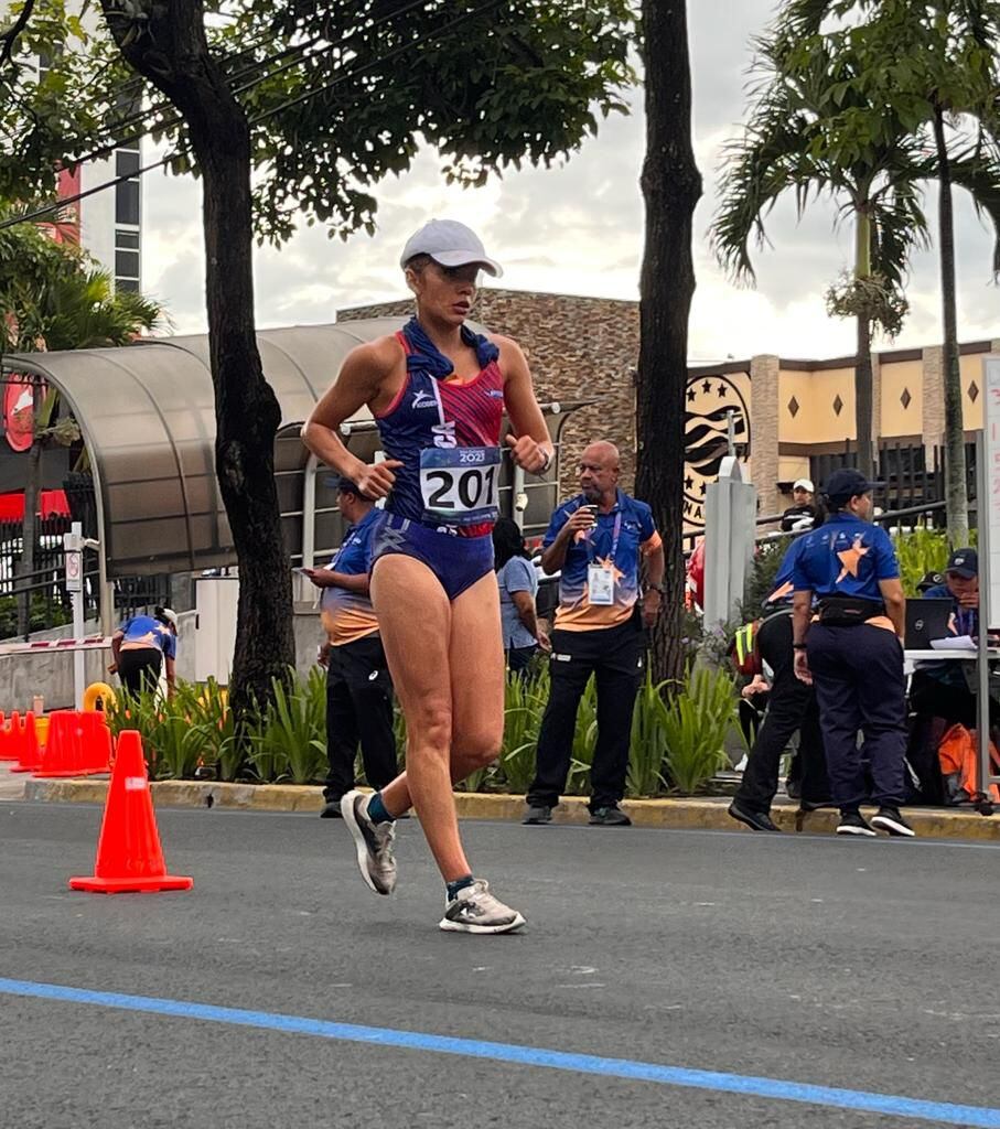 La marchista Noelia Vargas sufiró con el calor y la humedad y no pudo seguir en la prueba. (Comité Olímpico de Costa Rica).