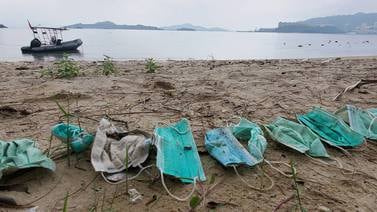 La pandemia para los océanos: desechos de mascarillas y guantes utilizados contra covid-19