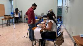 Venezolano naturalizado vota de primero en escuela de Ciudad Colón