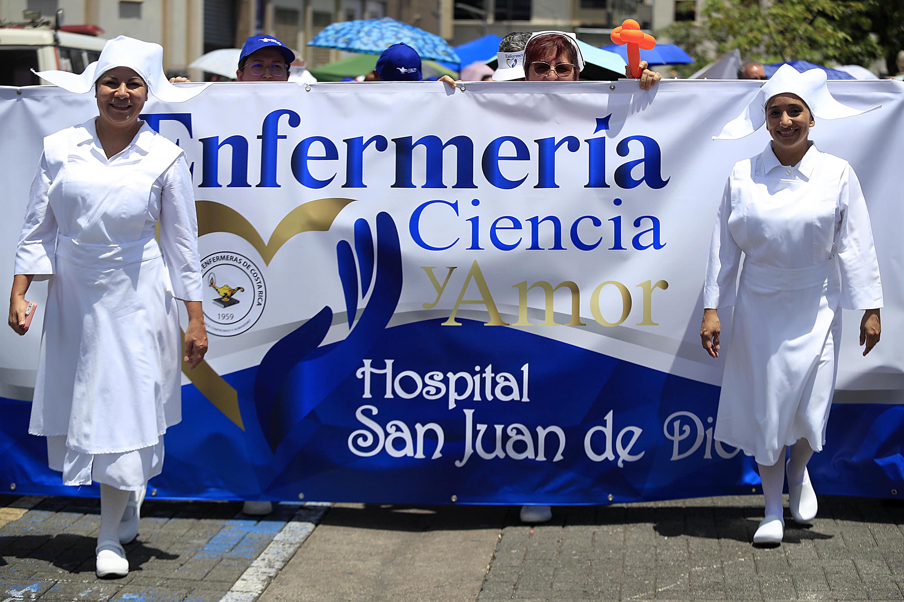 Vistiendo el traje de enfermera que se utilizó hace más de un siglo, personal del Hospital San Juan de Dios participó en la caminata, este 12 de mayo. Foto: