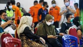 Rescatistas hallan restos humanos en lugar del accidente aéreo en Indonesia