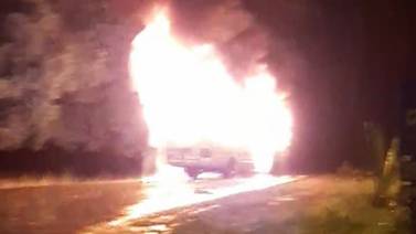 Manifestantes queman buseta de la Fuerza Pública en bloqueo en Abangares