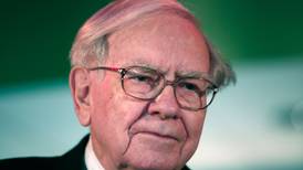 Warren Buffett invierte $51.000 millones en los mercados y se burla del bitcóin