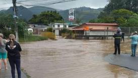 Río de lodo y palos dejó estela de daños en la Lima de Cartago